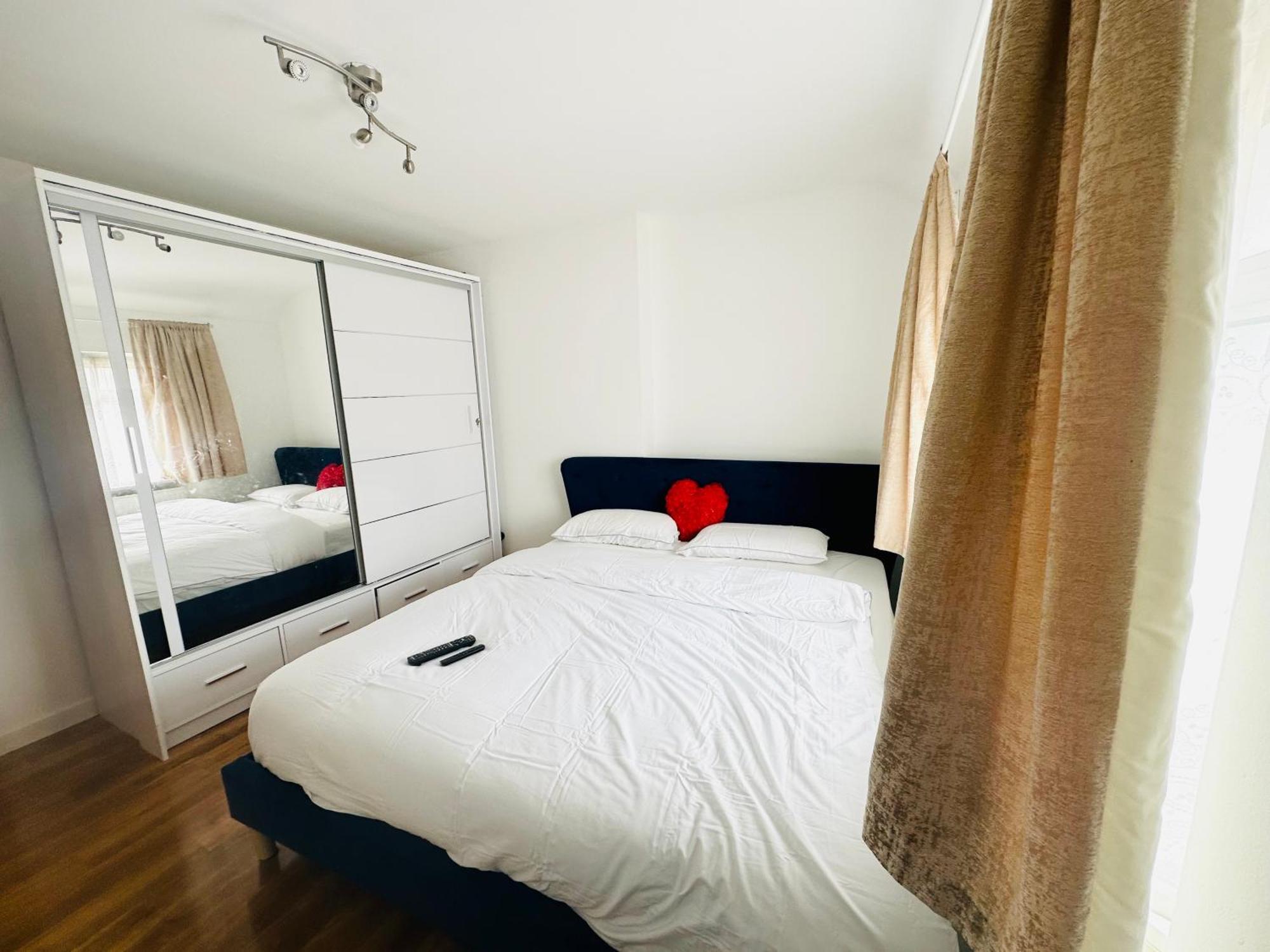 Beautiful Home In London With Easy Access To Central London Саттон Екстер'єр фото